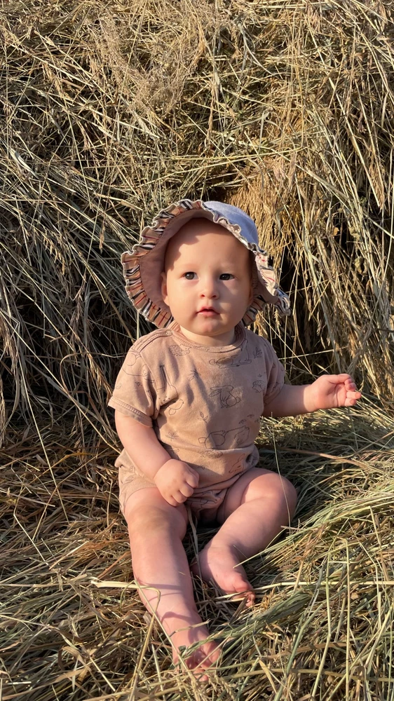 Качество отличное!!! На рост ребенка 69 см, 7 кг - 5 месяцев было, заказала футболочки 74-80. прошел месяц всё прекрасно, ничего никуда не поехало. Единственное, просьба может горловинку чуть по-больше сделать? Голова стала засьривать( футболку ещё можно месяц носить а голова туго лезет