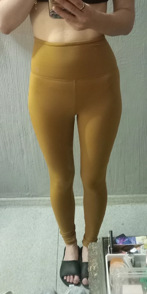 В пункте выдачи мерила такие же с обычной спиной. Влезла, поэтому решила не заморачиваться с этими. И сильно офигела, когда всё-таки примерила их дома. Полкило точно сбросила, пока булки в них пропихивала) Надо всё-таки купить метровую ленту🤦♀️
Мой рост 162, вес 45 кг, талия под 70, если не больше.
Материал здоровский🔥 Вот я вся мокрая стояла, пока 10 минут их натягивала, но под ними вообще не было жарко