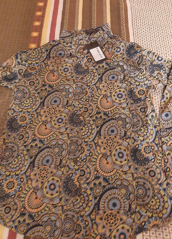 Очень симпатичная блузка увидела и влюбилась в расцветку и захотелось приобрести в свой гардероб.