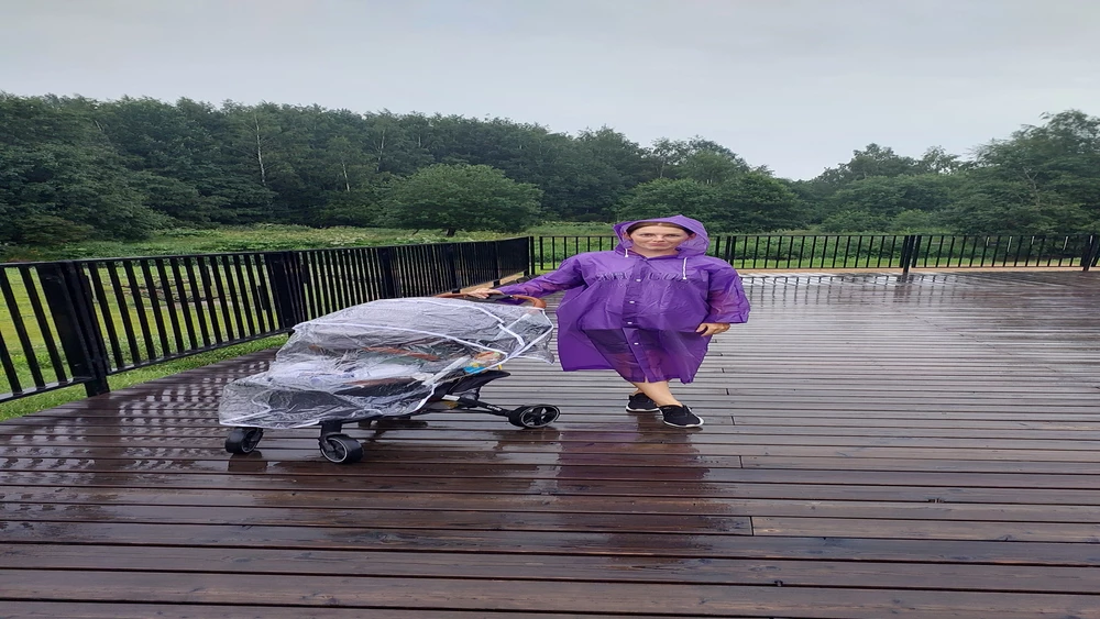 Отличный дождевик,гуляли 3 часа под дождем,не промокли.