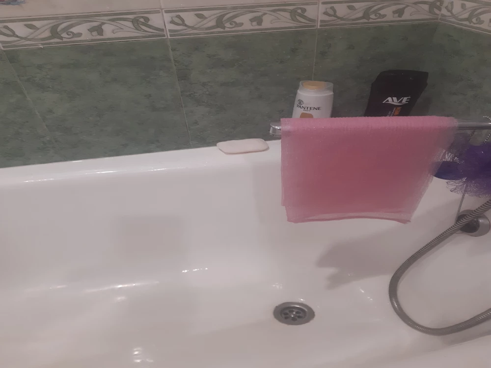 Получила две японские мочалки, одну подарила дочери, уже пользовалась, хорошо намыливается, немного жестковата, зато хорошо отшелушивает кожу, мне понравилась.