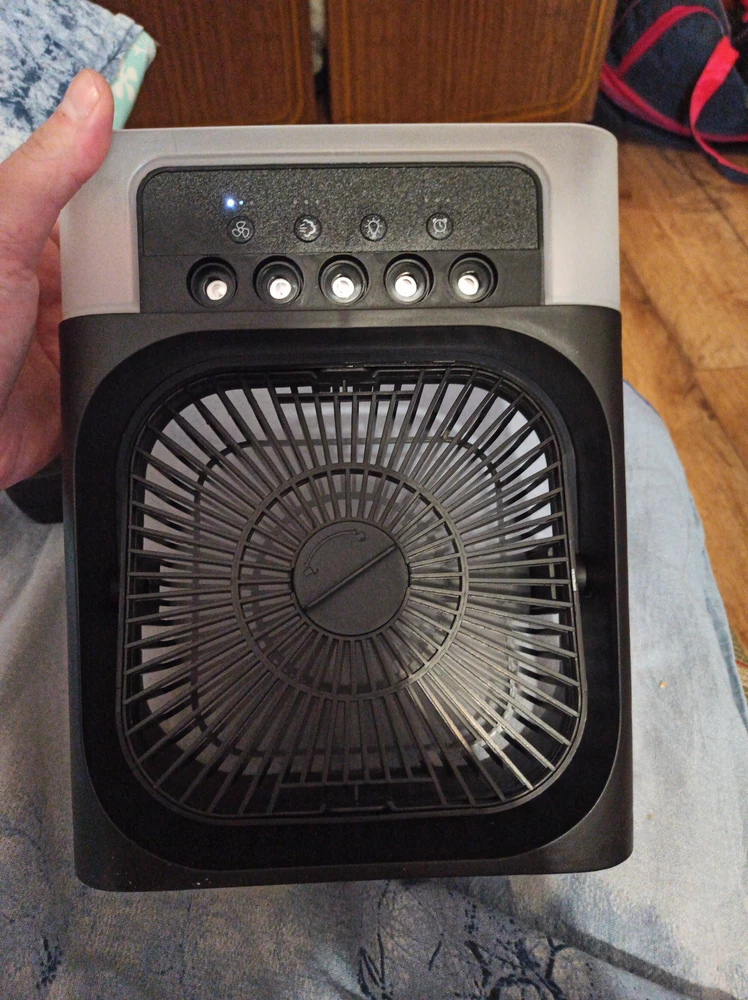 Очень лёгкий вентилятор, со своей функциией справляется. Спасибо продавцу, товар рекомендую