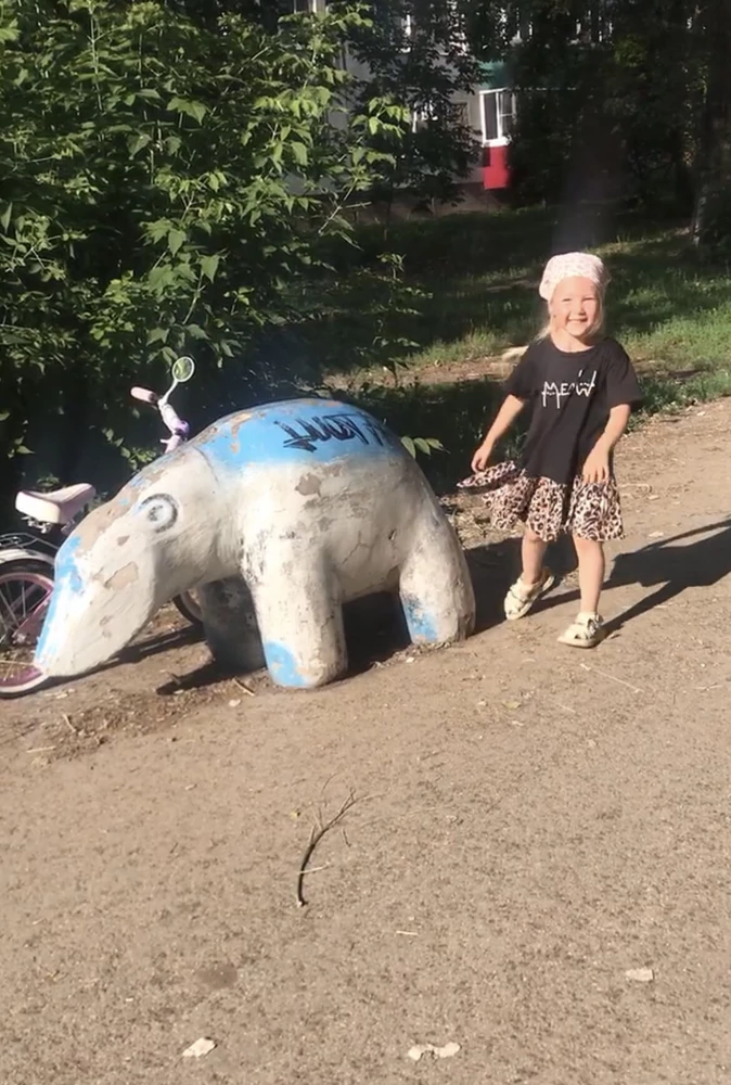 Платьице супер 😍 дочка его уже заносила и в пир и в мир)) после стирок не полиняло, принт на месте в идеальном состоянии. Брала на рост 104 см, чтобы носить в саду, как сезон отходим)) качество очень хорошее; легкое, свободное 🔥