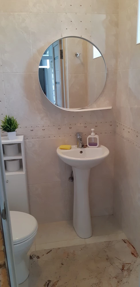 По размерам и содержанию подошло в один из санузлов в загор.доме. Симпатичное. Хочется особо отметить упаковку. В деревянную коробку. Все сделано на совесть. Из минусов - цена. 5 тыс зеркало данных размеров, даже с полочкой и упаковкой  не стоит.  Но это уже ценовые игры маркетплейса.