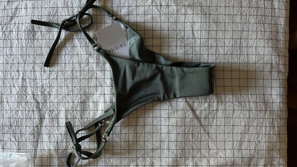 Ткань отвратительная, колется, совсем не причтная к телу, стоит колом. Плавки настолько микро, что может выскочить что нибудь. Не рекомендую. Фото не соотвествуют. Еще и возврат не оформляют