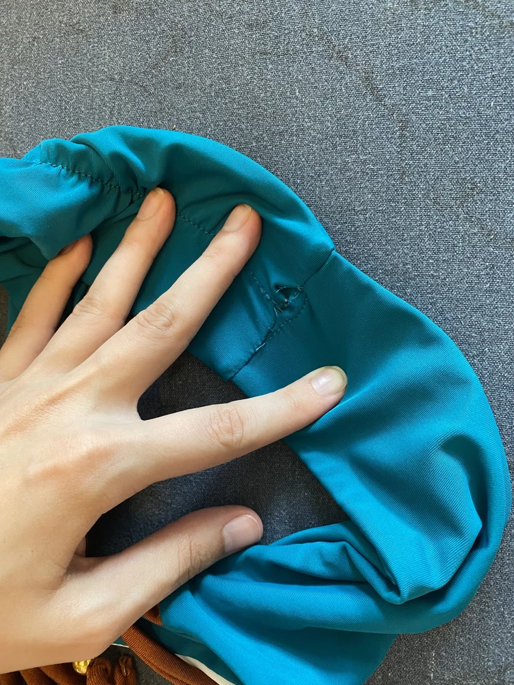 Странный купальник. Заказываю второй раз, опять плохо прошито. Первый раз была достаточно заметная дырка на лицевой стороне верха. Сейчас на трусах… зашью, посмотрим как продержится. Впечатления испорчены.