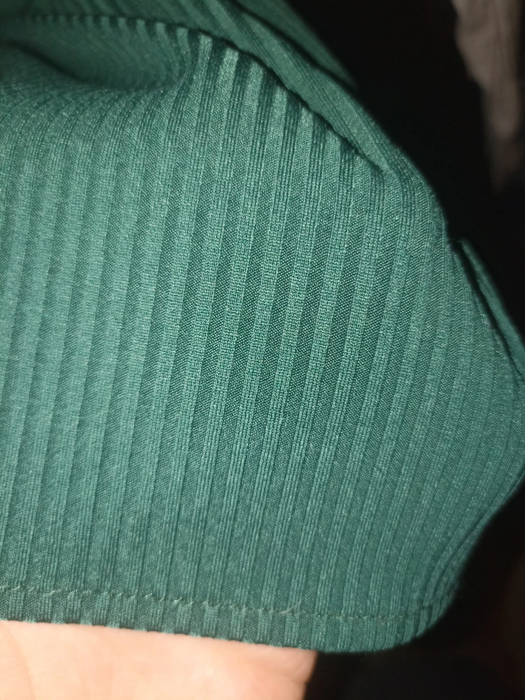 Заказывала так сказать на вырост, на большой живот, платье оказалось очень большое, заказывайте в размер. Конечно я его носила, собирала немного под пояс, но после беременности только ушивать, на рост 159 длина ниже колена и рукава длинноваты, на рукавах резинка от которой чешется запястье, но они всё равно сползают приходится постоянно подтягивать, а вообще цвет и ткань понравились, фасоннтоже, но на моих параметрах сидит немного не так как хотелось бы. При беременности объем бёдер 116,объем живота 120 запас хороший, а грудь моя для этого платья мала😂 ещё тянется очень хорошо, не просвечивает