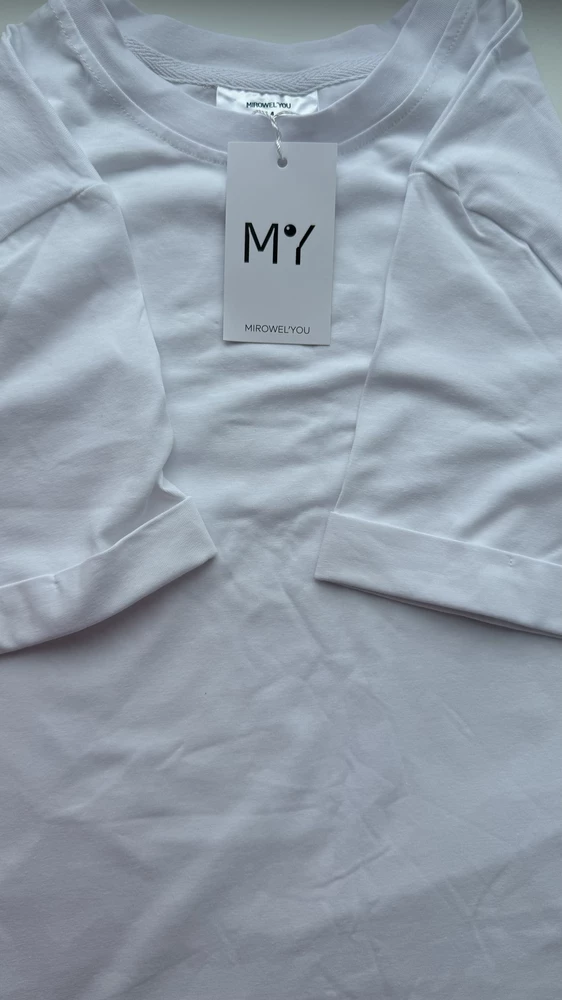 Футболка хорошего качества
В меру плотная, не просвечивает
В ней кожа дышит
оверсайз, смотрится отлично и с джинсами и с юбкой
Покупой довольна рекомендую