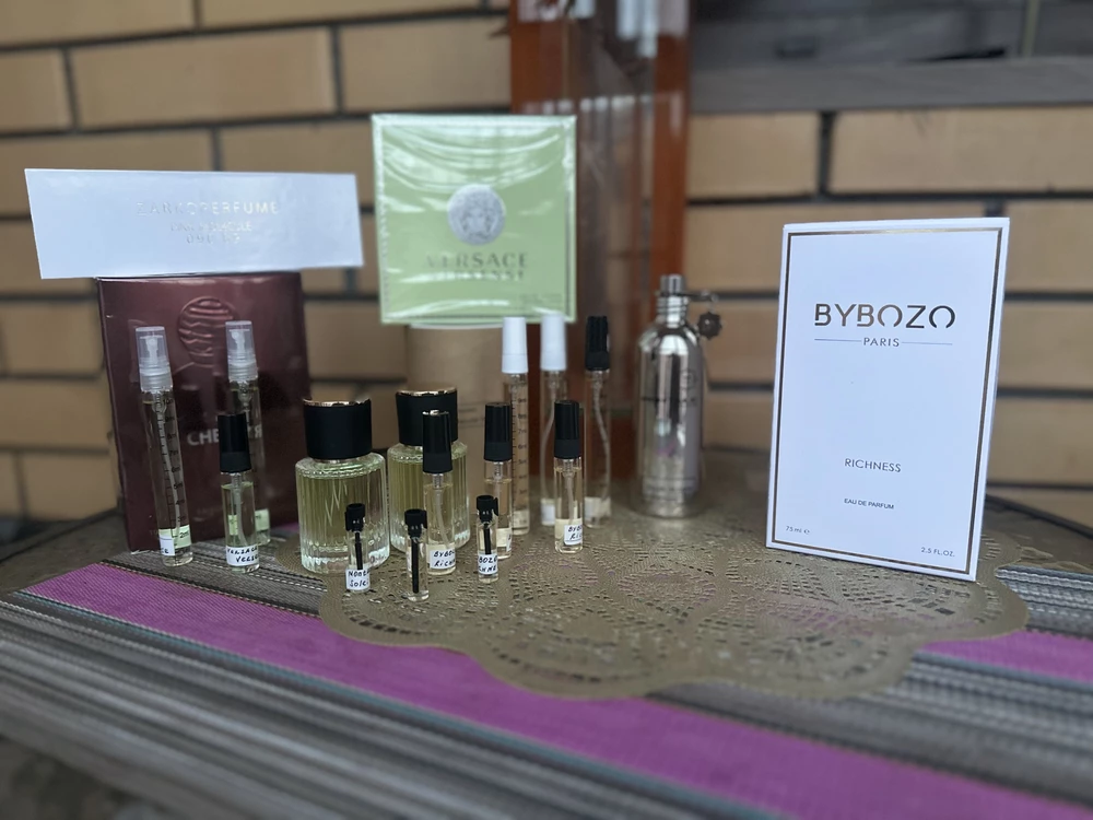Флаконы классные, каждый упакован в отдельную коробку, обмотан пленкой-пупыркой, шансов для повреждений нет! Доставка молниеносная, сами флакончики аккуратные, стекло добротное, крышка платик, без повреждений, пульверизатор работает хорошо, резьба крепкая, парфюм не протекает
