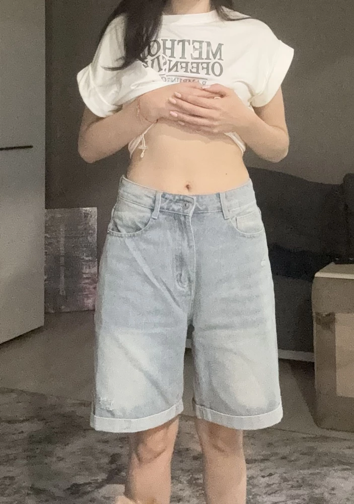 Отличные шорты, кто пишет этот бред, что косые!
Все швы ровные, запаха нет, сидят отлично 👍