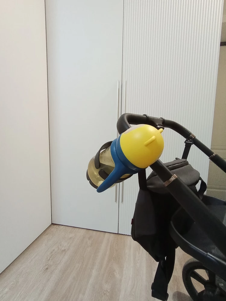 Это точно не для детской коляски и вообще не понятно для чего, не держит поильник он туда вообще не влазит, бутылочка с водой детская болтается там, взрослая литровая вроде поместилась, но при движении наклоняется и падает,то и дело идёшь поправляешь чтоб не выпало, вообще х..... я полная ((((((