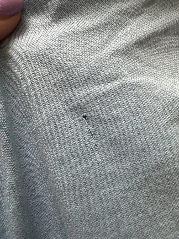 Внимательно проверяйте товар. Не будьте как я🤣К сожалению, увидела дыру уже когда отрезала этикетку и выбросила упаковку. Обидненько. Другой вопрос: зачем продавец отправляет брак?