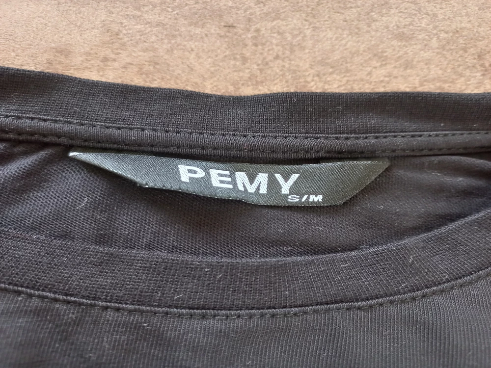 Качество очень даже достойное: плотная ткань и аккуратный пошив. Специально постирала после получения (напуганная одним из предыдущих отзывов) - не полиняла, цвет стойкий, не перекосилась, а форма сохранилась. Единственное - это не женская футболка оверсайз размера S, а мужская ( или  просто унисекс, если угодно) размера S-M, о чем красноречиво говорит бирочка на изделии. Но пять звезд заслуженно за качество и стойкий цвет