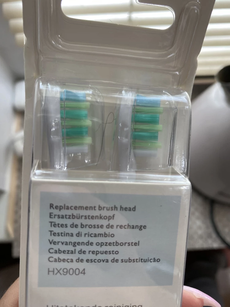 Всегда беру насадки у этого продавца, без нареканий до этого заказа. Взял другой вид насадок, в пункте проверил только наличие. В итоге волос (!!!!) внутри упаковки! Это же средство гигиены, невозвратный товар! Как это вообще возможно?! Да еще волос с волосяной луковицей, ужас и отврат!