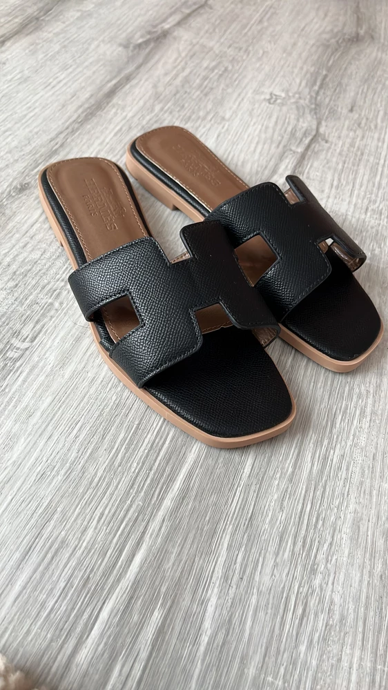 Приятная обувь, сделано качественно, ходить удобно, но хлюпают. Моя нога ни узкая и ни широкая, мне не натирает. Размер в размер. Осталось сделать красивый педикюр)