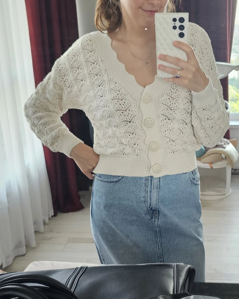 Шикарный кардиган! Заменила пуговицы))  На ощупь хлопок 100%
Переживала что будет маленький, но рукава, Слава Богу, в самый раз! У меня рост 175, размер ношу обычно М