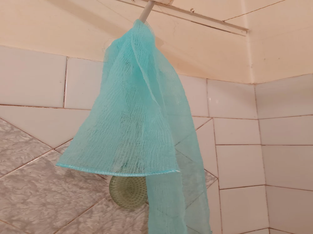 Отличная мочалка. Жесткая. У меня у мамы в бане нежная такая, но эта конкретно спину поскрести. Но такой эффект и нужен.  Отлично моет, пенит мыло, работает как скраб и усиливает кровообращение. Рекомендую.