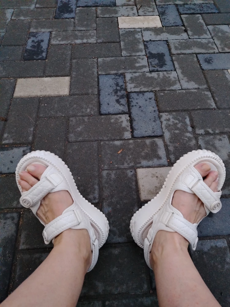 Мне понравились босоножки, немножко тяжеловатые, но это не отбивает охоту их носить. Вообщем ношу с удовольствием👍😀