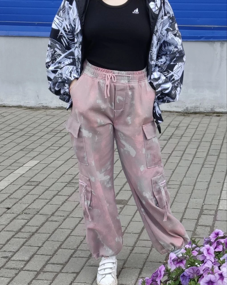 Топчик! Дочь довольная! Комфортно и стильно. Размер подошел, на талии резинка. Снизу кулиска, можно отрегулировать по ноге.