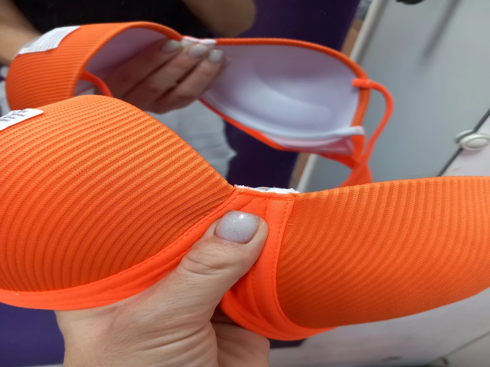 Цвет трусы яркие красивые,а лиф...чашки тусклые и по середине между чашек мне что не понятно что и с чем это. Отказ