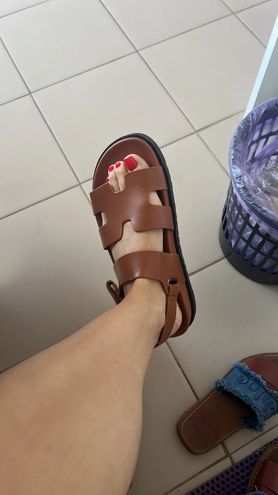 Как можно так нагло обманывать? На фото совершенно другой товар ! Ни надписи, ни кожа не имеют связи с товаром !