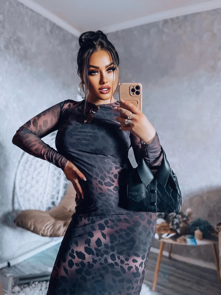 Платье просто идеально садится на фигуру и смотрится просто превосходно 🤩 качество и пошив на все 💯