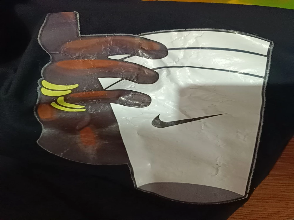 Ткань плотная,но после первой стирки потрескался рисунок.