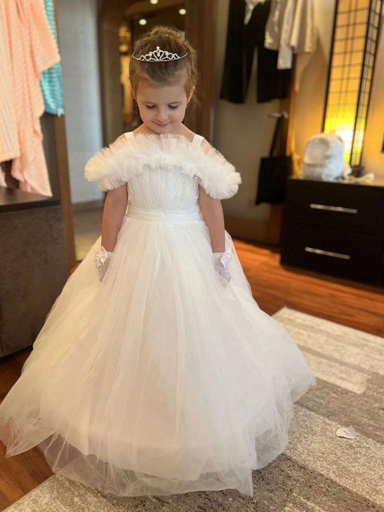 Лучшее платье, уже идет с кольцом, пышное! Но маленькая выбрала другое.