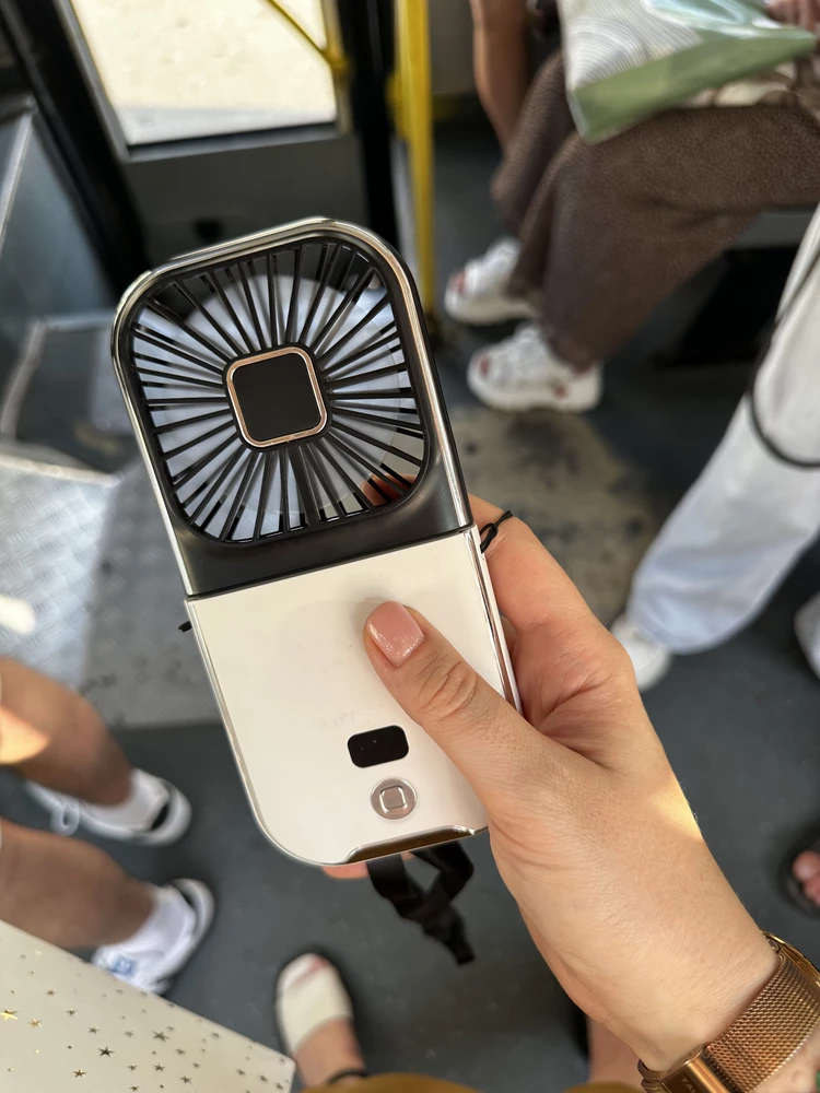 Была причтно уживлена, что так хорошо дует и держит заряд. Спасибо продавцу!