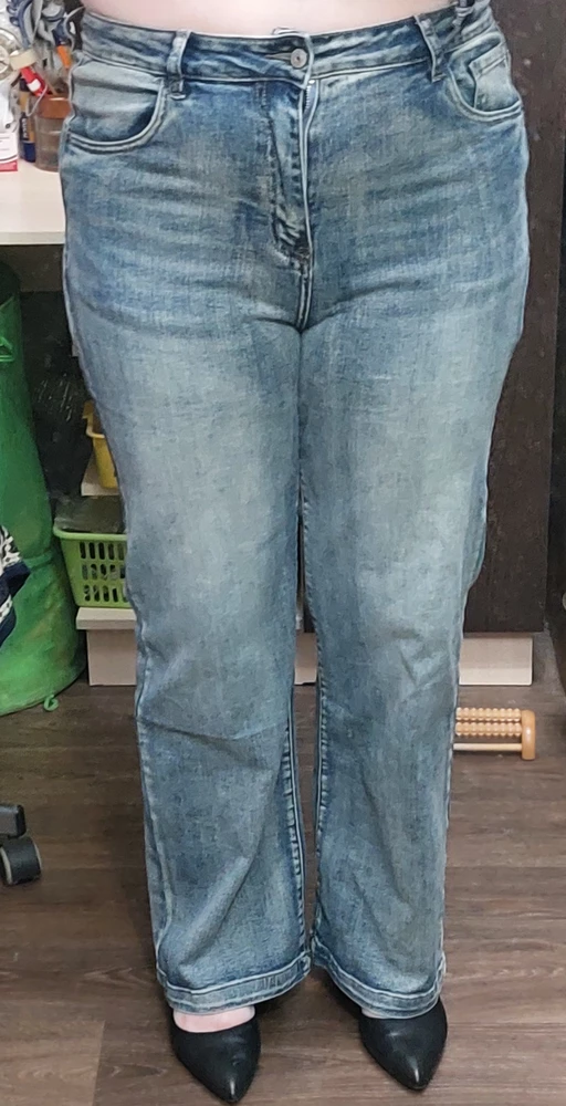Джинсы Вау👍Покупала джинсы ; третье  фото в карточке.Размер 54 на ОБедер 114см.
Очень удобные.Джинса средней плотности с эластаном.На мой рост 165см длинна отлично подошла.
После стирки не сели не "укоротились".
Эффект состаривания смотрится НЕ дешево.Для бюджетных джинс отлично.Брюки прямого кроя не палаццо.