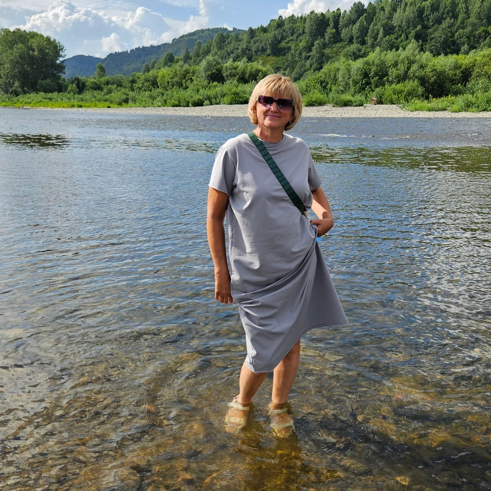 Удобное;лёгкое платье.Для прогулок по городу, в жару и можно  сочетать с джинсовой  в прохладу.Фасон прост, но удобен.Сшито аккуратно.Идет в размер