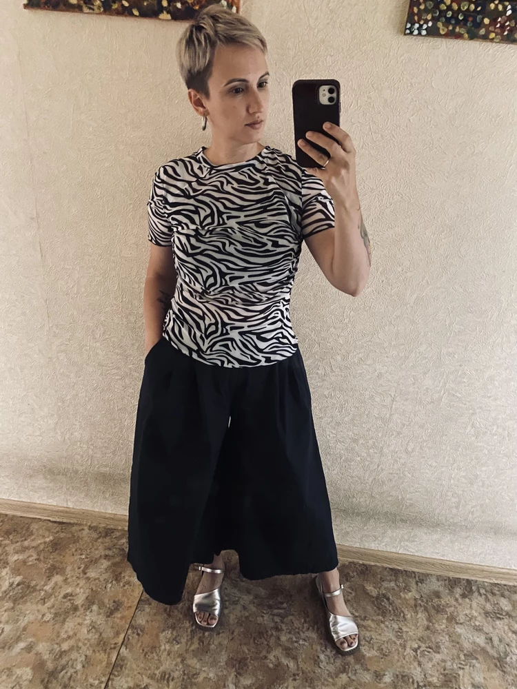 Классная. Тянется хорошо. Взяла максимальный размер, люблю когда свободнее сидит. Легенькая, в 40* не жарко было.