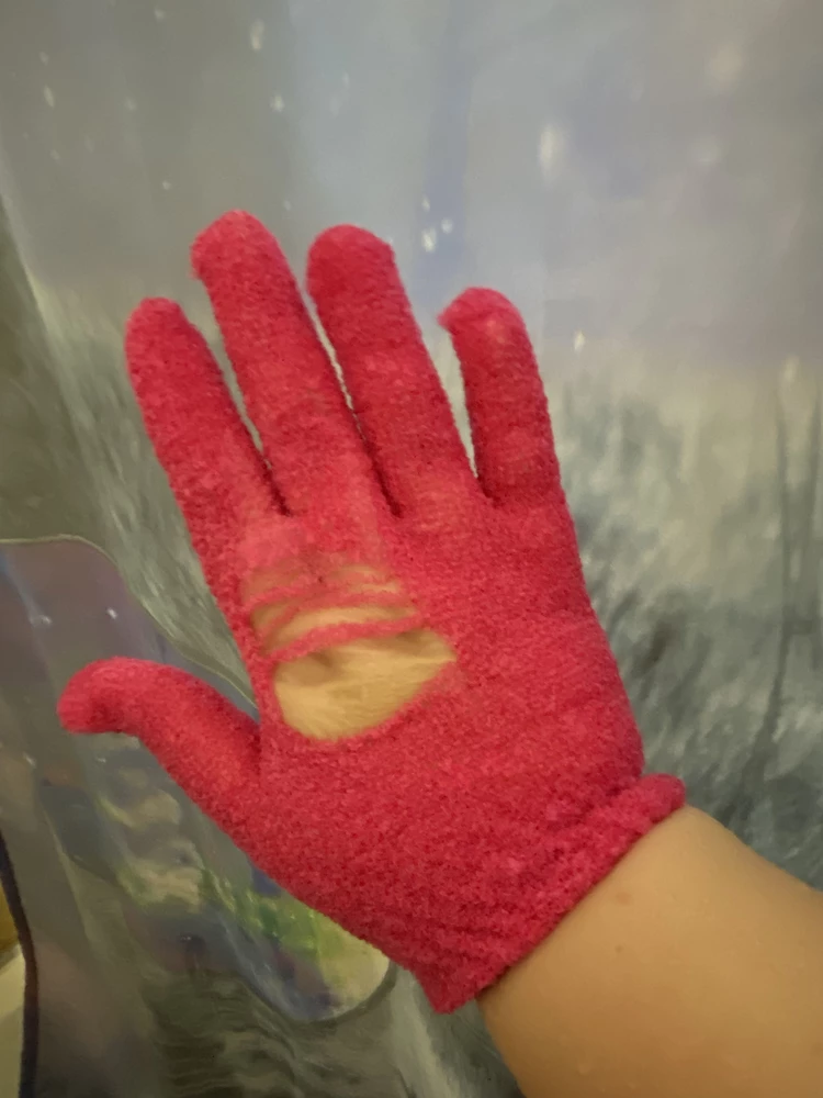 Заказала перчатки в 3 раз, на пвз смотреть не стала тк до этого все было хорошо и как оказалось зря! Это тот самый случай когда не проконтролировала и стало обидненько((( 
А так Перчатки очень нравятся, пользуюсь давно.
Закажу новые! За такую цену просто находка. Особенно для тех кто любит мыться до скрипа😜