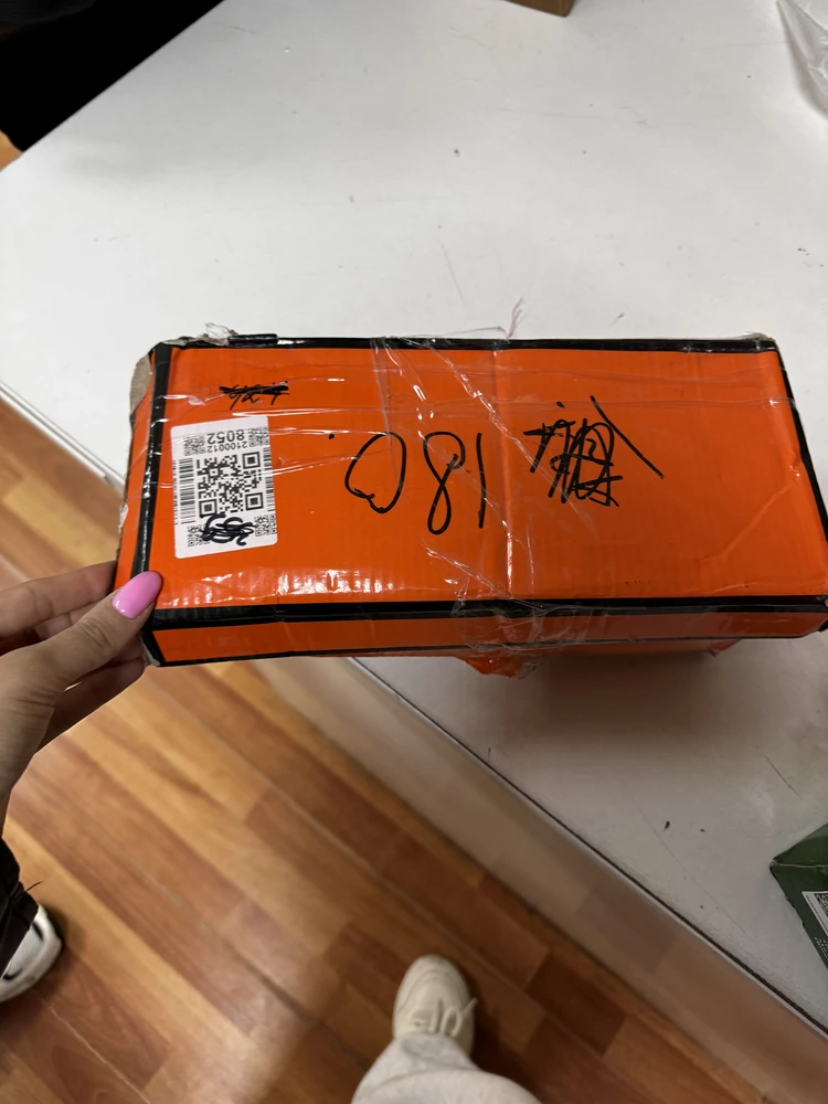 Кошмар, а что у вас с коробкой? 
Пахнет клеем…если хорошо приглядеться ,то клей виден