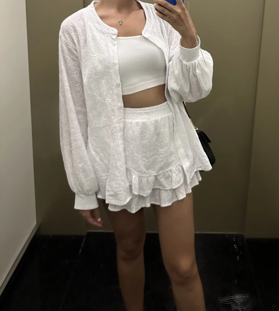 Отличный костюм. Легкий, в жару отличный вариант. На от 67, об 100 взяла 44 размер, комфортно. Рукава длинные, что для высокго роста радость) А еще цена ниже, чем в остальных магазинах)) кое-где торчат ниточки