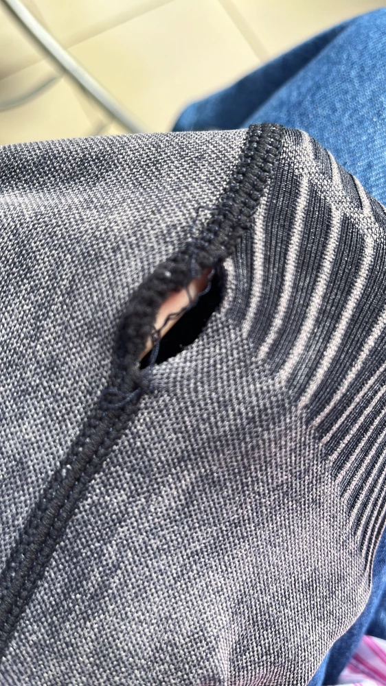 Купила 25.07 , не заметила сразу дырку.