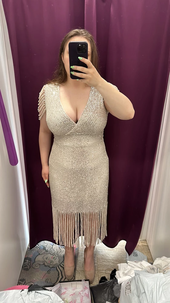 На удивление качество довольно хорошее, крйо интересный , но если есть грудт , будьте готовы , что она выпрыгнет в любой момент , декольте слвершенно не продумано , обычно край обработан латексной полоской , чтобы линия декольте выглядела аккуратно, тут к содалению нет