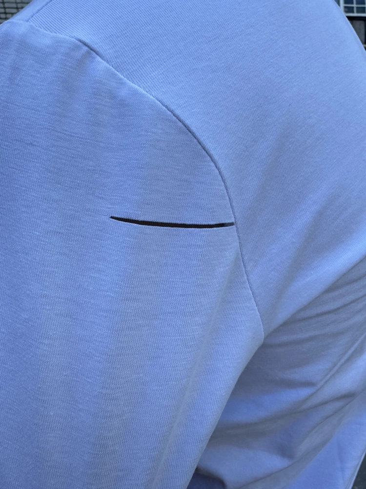 Сын забирал сам футболку, особо не посмотрев ее и только я уже рассмотрев увидела стрелку-дырку. Неприятно 🤷🏻♀️