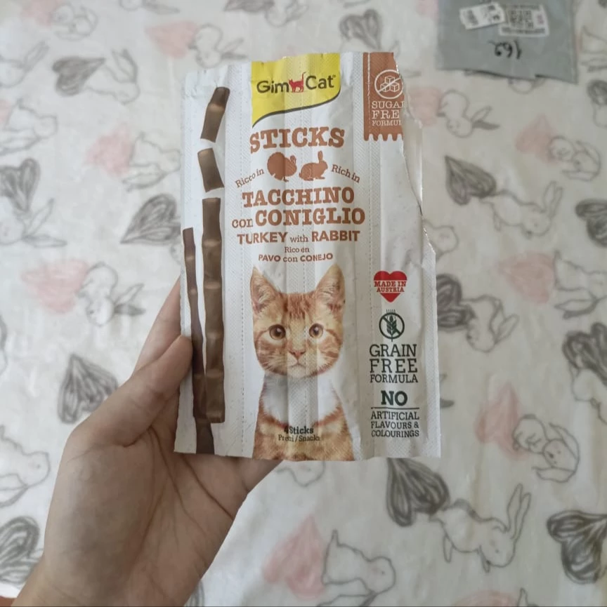 Котику очень понравились эти лакомые палочки, пахнут приятно как кошачий корм. Спасибо за качественный товар.
