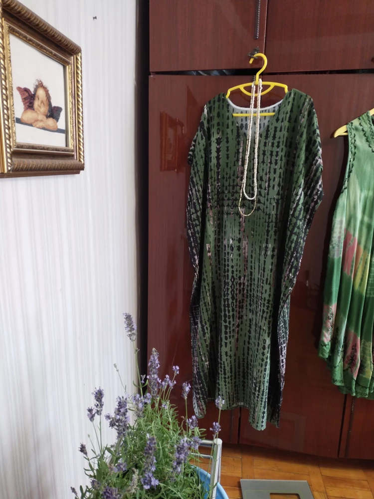 Мой фаворит - болотная туника.
Поскольку моя лёгкая зелёная туника (на фото)за несколько лет счастливой носки пришла в упадок да и , собственно, надоела, встал вопрос о новом наряде домашнем на жарищщу.
Вопрос с блеском решён! Туника в пол, идеальна.