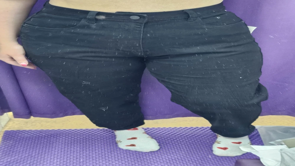 Хорошие джинсы , только с 1 но к ним всё липнет , но сели просто супер .
Эластичные 😁 самое то на большую попу 
На обхват талии 78 и попу 118. Хорошо сел 30 размер