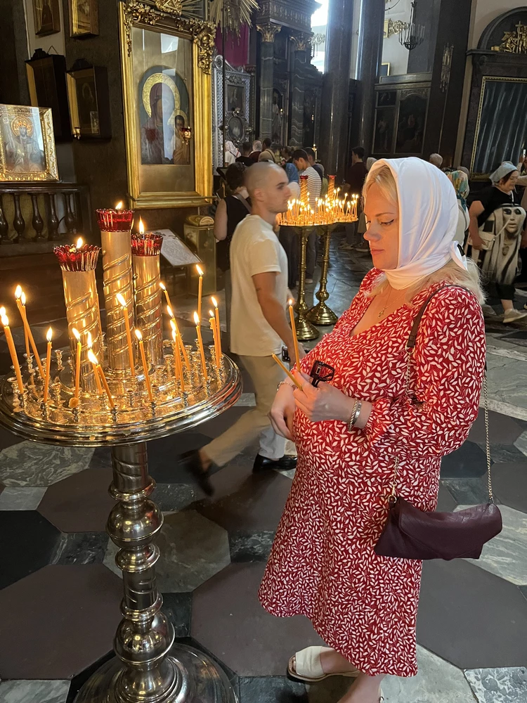 Платок очень хорошего качества, ге маленький, не сползает. В нём не жарко. Белоснежный, как и хотела.