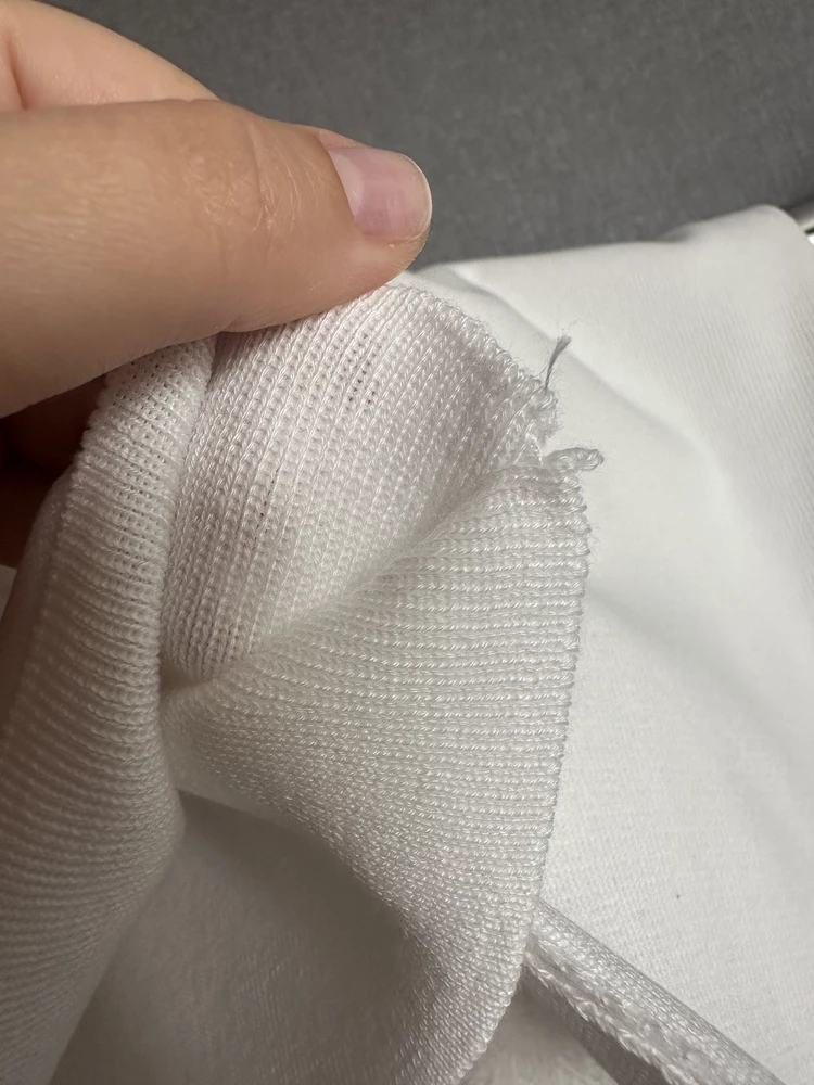 Пришли с затяжкой и рваные немного. Поэтому 4 звезды. Качество за такую цену хорошее, магкие. На беременный небольшой животик не жмут, даже с недостатками забрала. Спасибо ☺️