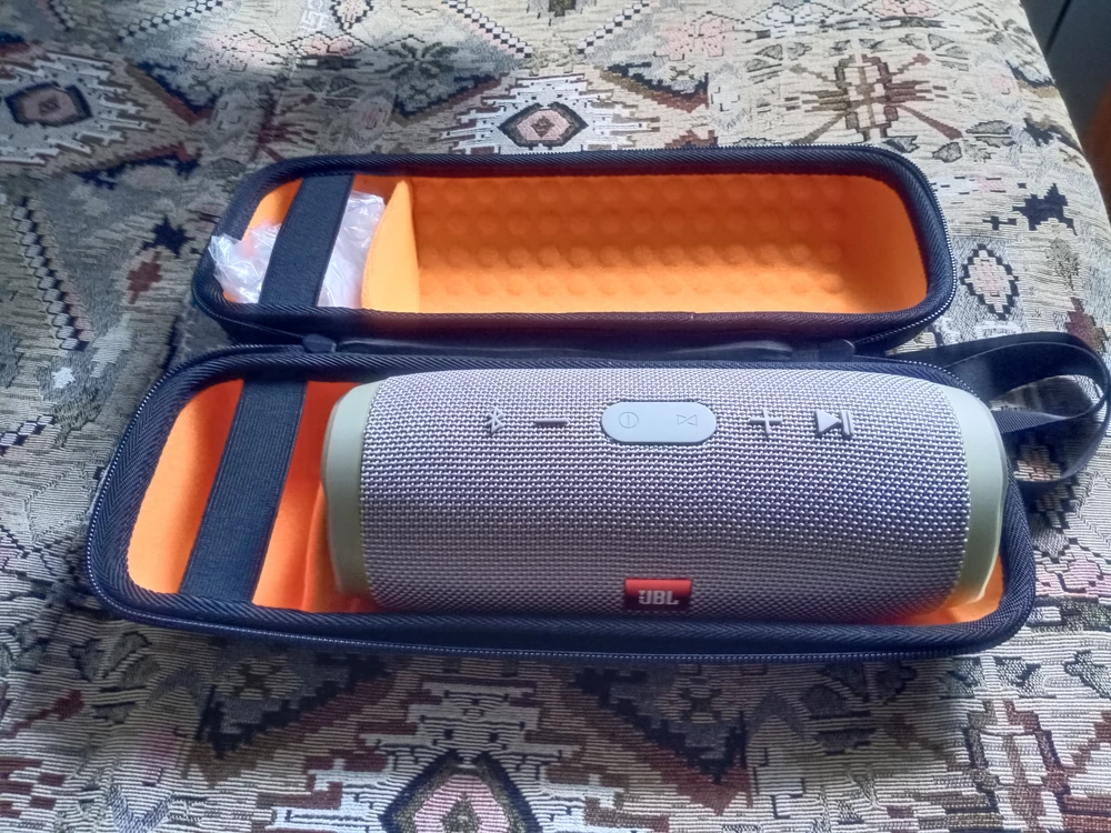 Чехол просто супер, по качеству и виду.  Колонка JBL CHARGE 3, лежит в нем отлично, очень доволен, долго выбирал что б купить хороший чехол, и вот он тот самый, который я искал. Продавцу огромное спасибо!!! За то что быстро отправил, и за хороший товар, удачных вам продаж !!!