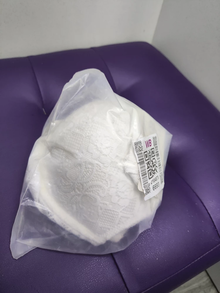 Приходит вот в такой упаковке 🥺 возврат, не подошёл размер, маломерит на размер точно. Цвет белый. Но на большой груди не смотрится, как на фото (тканевые треугольнички в жизнименьше )