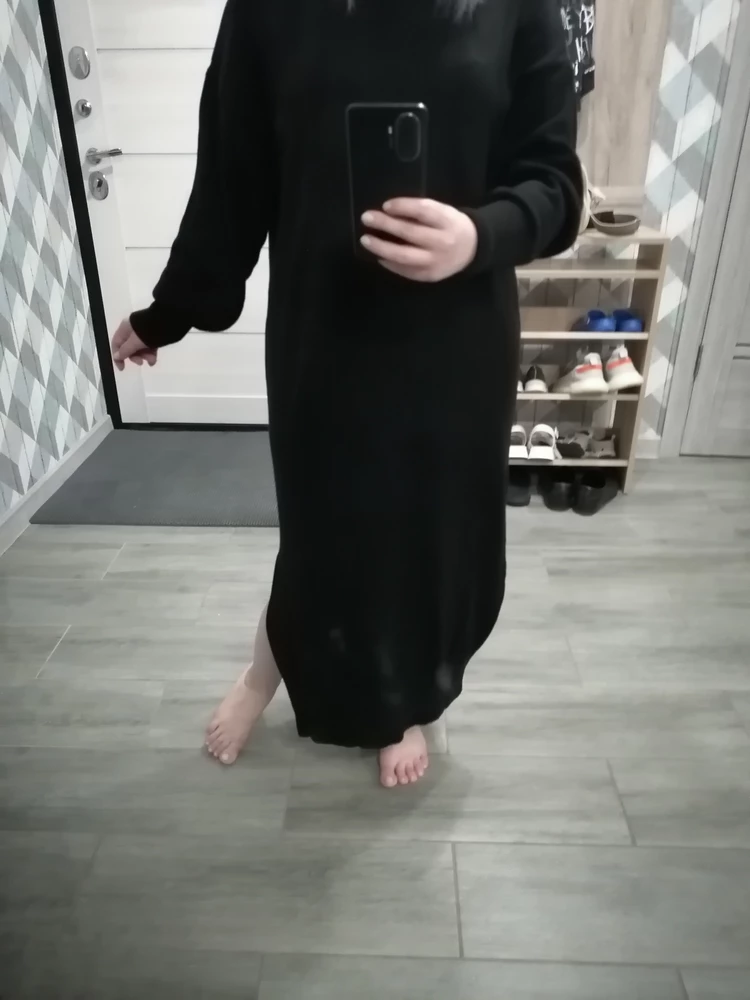 Модель по типу летучая мышь, очень свободная, скрывает недостатки. Размер M на мой рост 160 получился прямо в пол, но я так и хотела. Швы все аккуратные, ровные, ткань приятная, мягкая, не колется. Думаю, подойдёт даже до 52 размера т. к оверсайз.