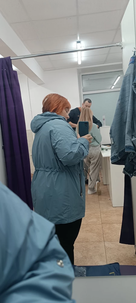 Ветровка хорошая, но пройма рукава вшита низко, поэтому тянет. Заказала 56-58 на свой 54, что б можно было с тёплой кофтой одеть, но рукав не удобен. Замок не двойной, при такой длине снизу надо что б открывался, иначе быстро порвётся. Отказ