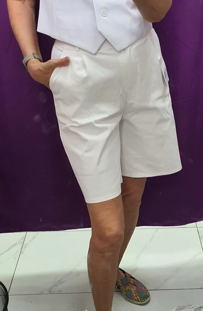 Хорошие шорты, цвет молочный.