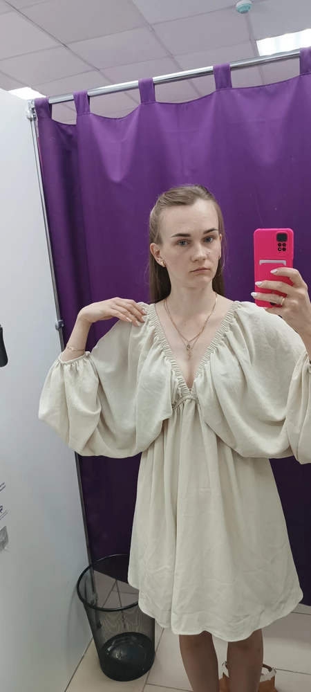 Очень длинные рукава, была бы потуже резинка они бы держались, а так падают, вечно придеться поправлять, и очень много материалов в рукавах, возможно на большой груди будет лучше сидеть.