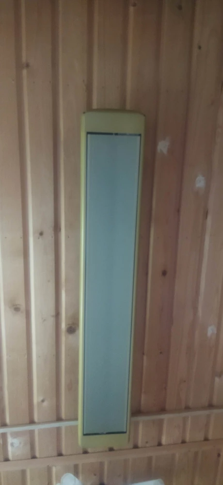 Работает. Смотрится не красиво из за больших щелей. Внутри болтается не закреплённый кусок утеплителя. Кусок такой маленький, как будто его украли. В целом со своей задачей справляется. Потрескивает.